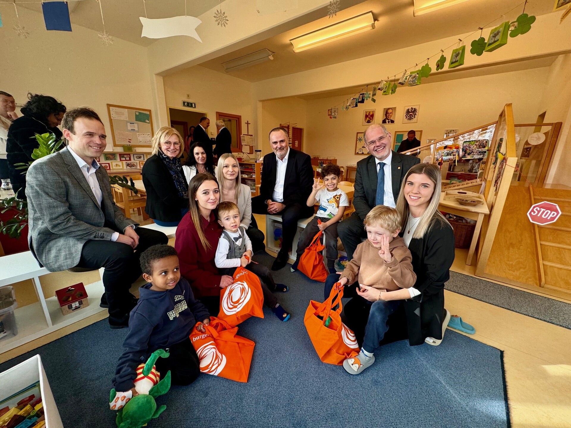 Foto: Gesundheit Burgenland Mehrere Personen besuchen einen Kindergarten, auch Erwachsene
