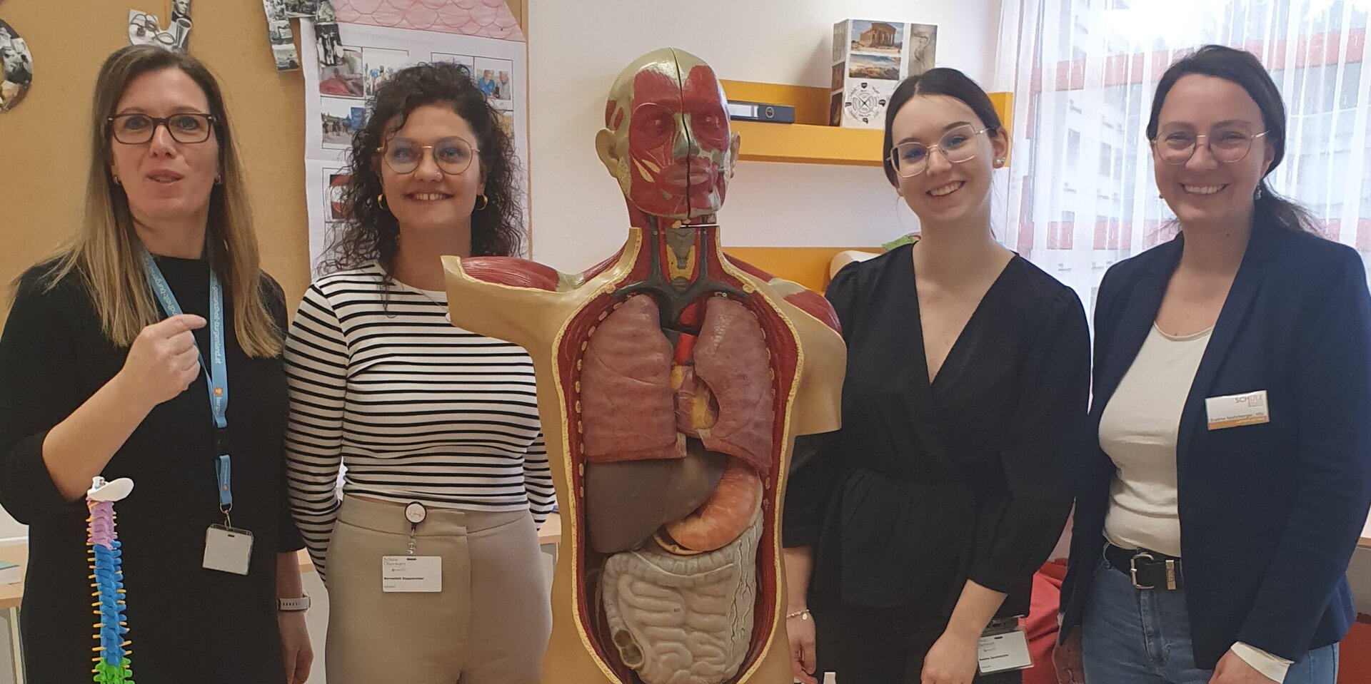 Foto: Gesundheit Burgenland Infostand mit vier Frauen am Tag der offenen Türe der Schule für allgemeine Gesundheits- und Krankenpflege in Oberwart