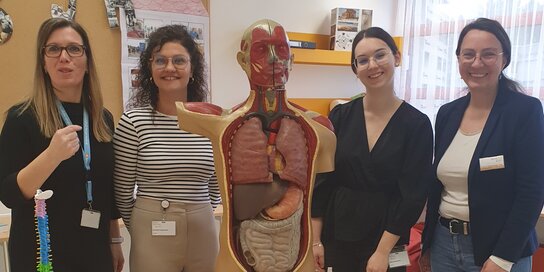 Infostand mit vier Frauen am Tag der offenen Türe der Schule für allgemeine Gesundheits- und Krankenpflege in Oberwart