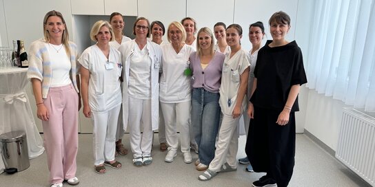 Eine Gruppe von Menschen steht in einem Krankenhaus