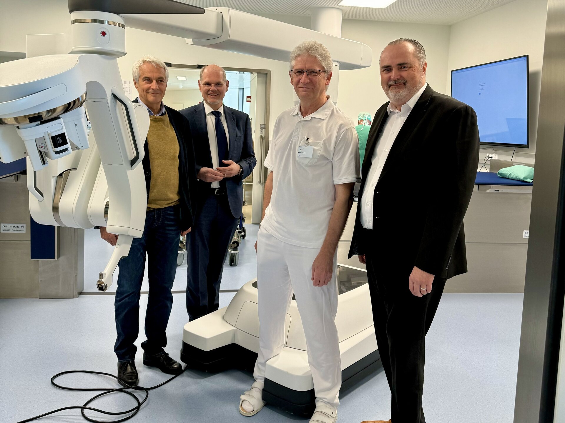 Landeshauptmann, Geschäftsführung und Primar vor dem OP-Roboter
