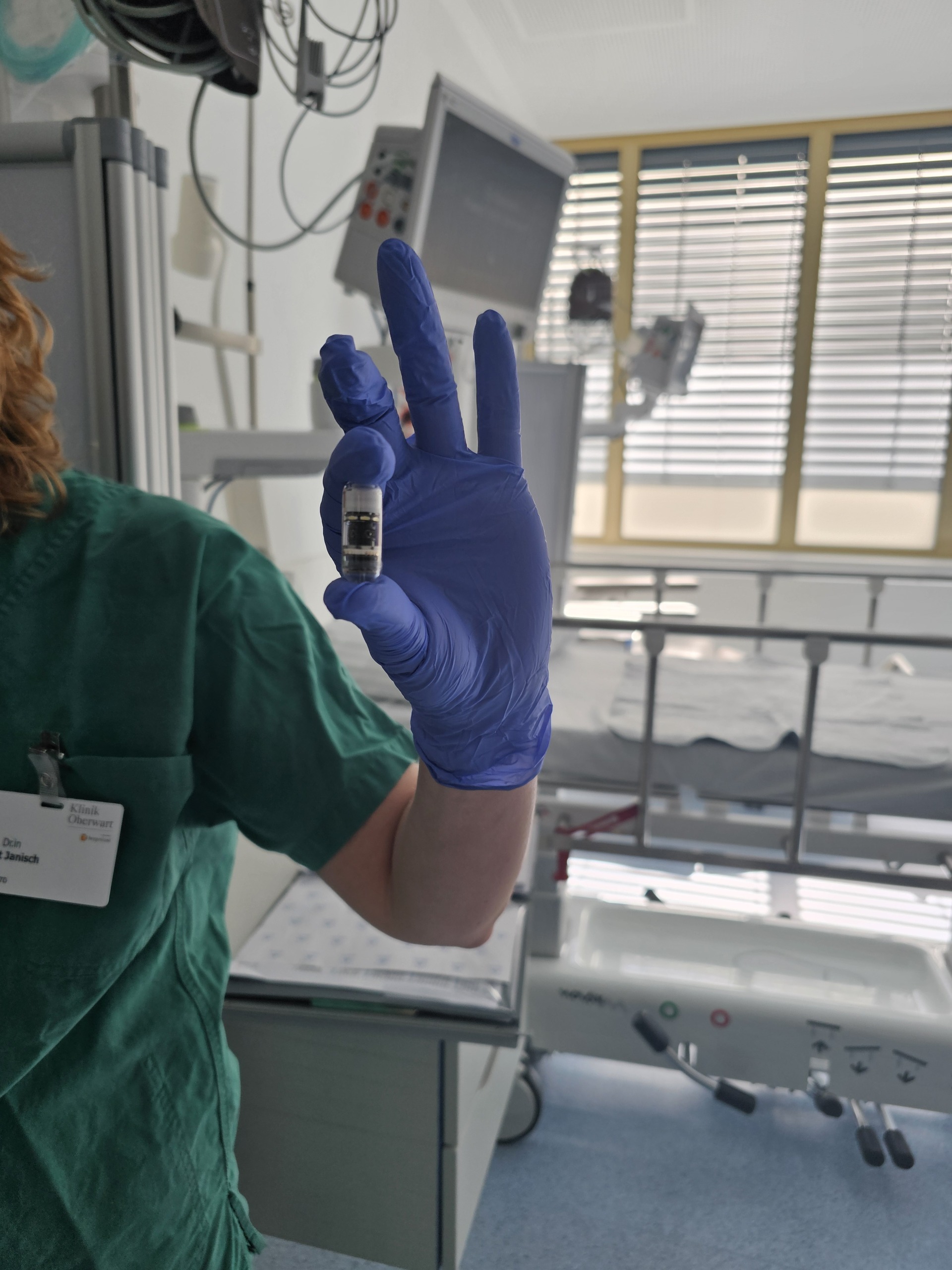 Foto: Gesundheit Burgenland Ein Bild von der Kapsel gehalten von einer Hand