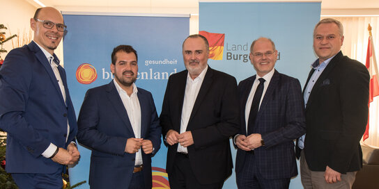 Im Bild v.l.: Mag. (FH) DI Josef Strohmaier (Projektmanager Klinik Gols); Kilian Brandstätter, Bürgermeister Gols; Landeshauptmann Mag. Hans Peter Doskozil, Aufsichtsratsvorsitzender der Gesundheit Burgenland; Mag. Franz Öller, MBA, MPH, kaufmännischer Geschäftsführer der Gesundheit Burgenland; BM Ing. Christian Hofstädter (Projektmanager Klinik Gols)