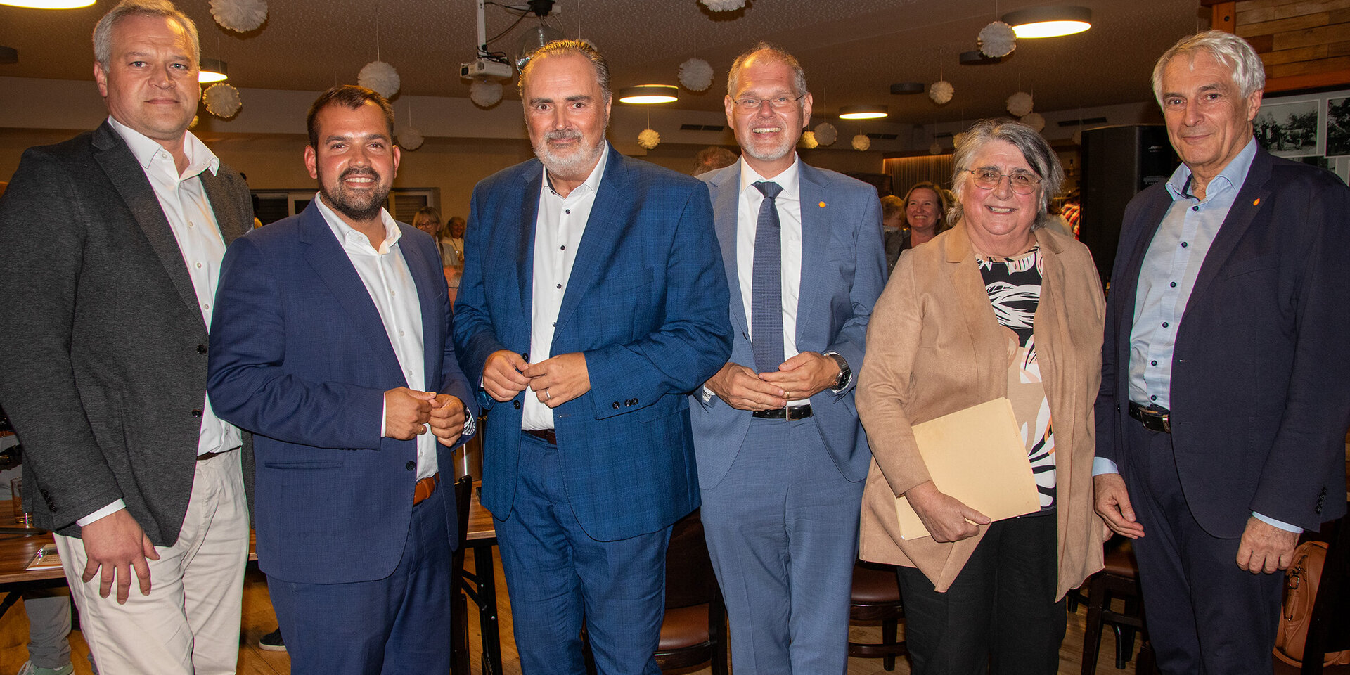 Foto: Landesmedienservice Burgenland Eine Frau und fünf Männer bei einer Infoveranstaltung zum Thema Klinik Gols