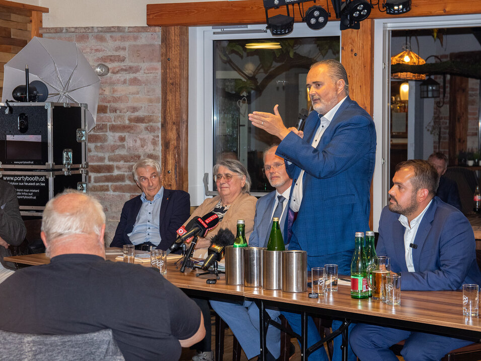 Foto: Landesmedienservice Burgenland Landeshauptmann Mag. Hans Peter Doskozil spricht bei einer Infoveranstaltung