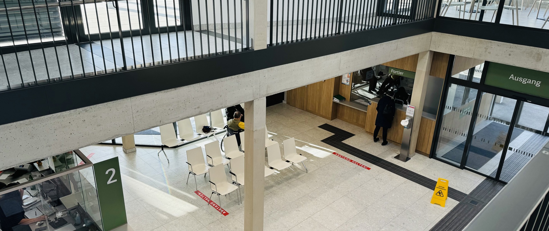 Ein Blick von oben in die Eingangshalle der Klinik Güssing