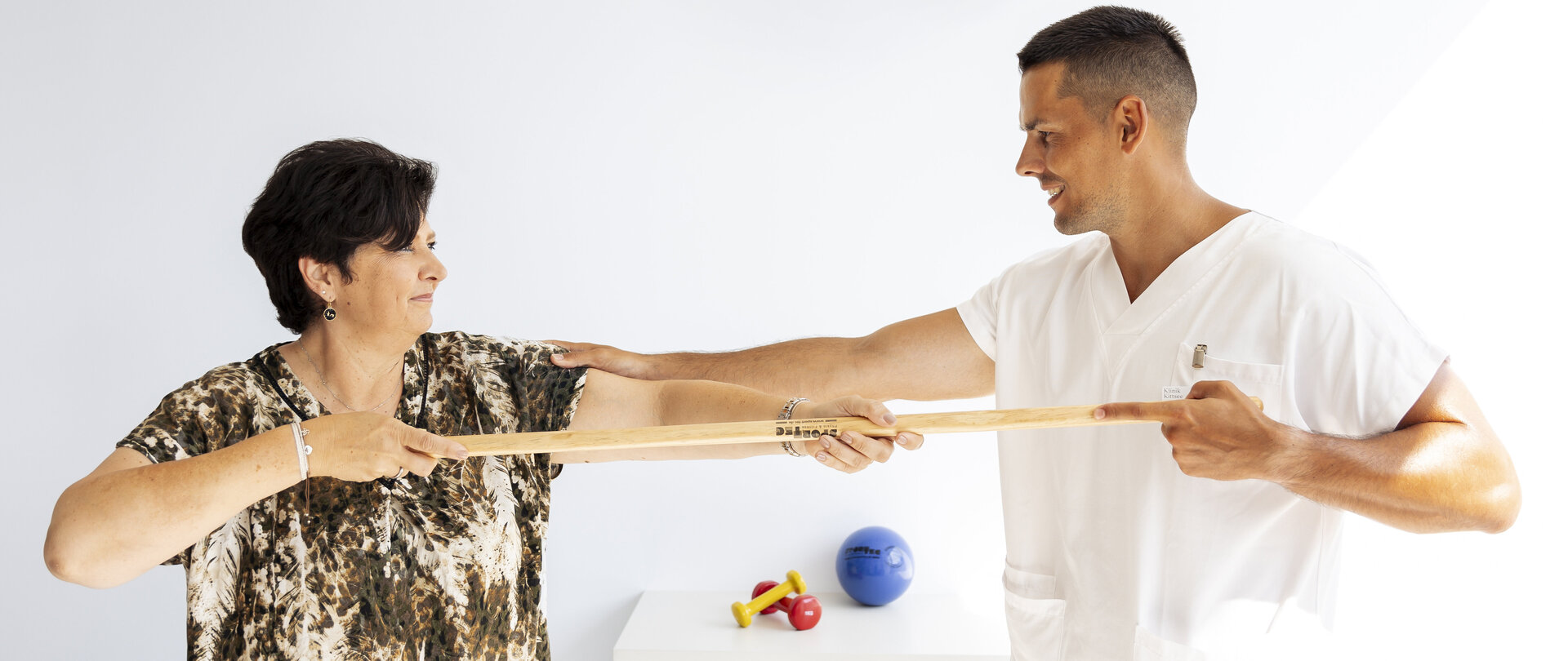 Foto: Sascha Wurzinger Fotografie Ein Physiotherapeut macht eine Übung mit einer Frau