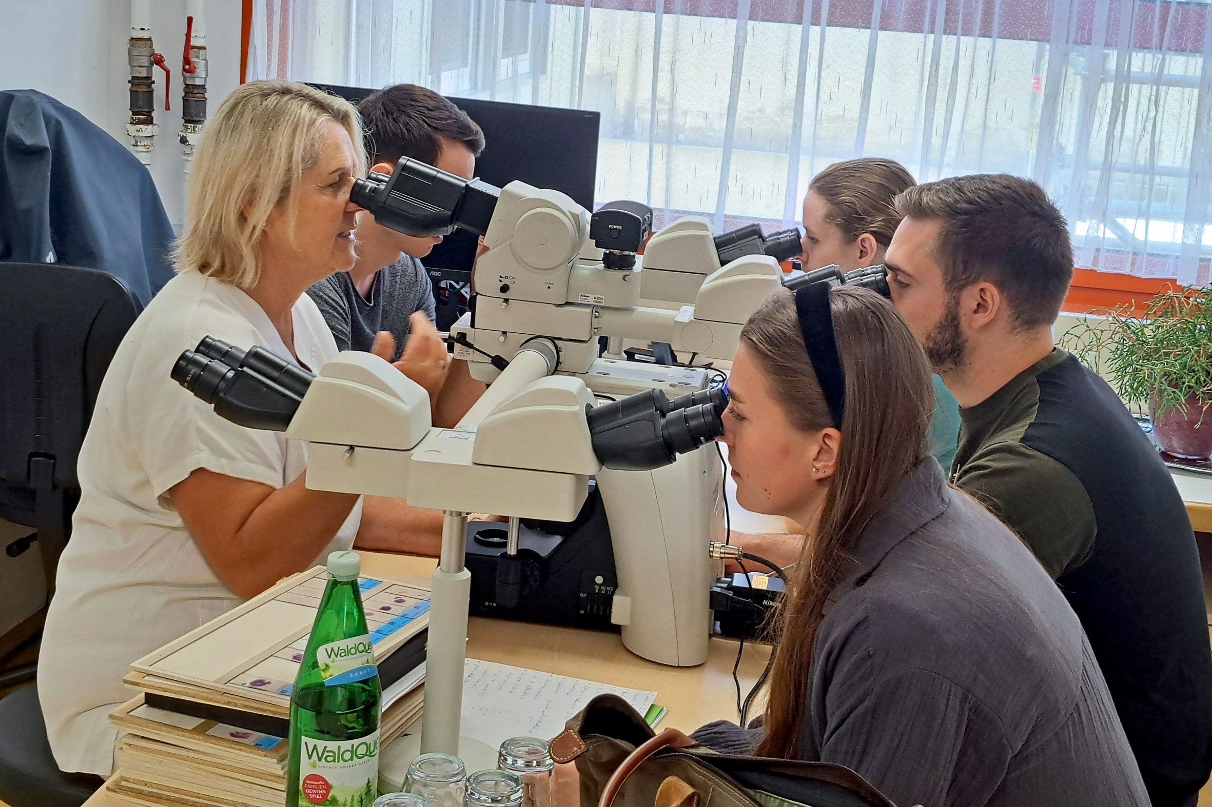 Foto: Gesundheit Burgenland Im Bild: Primaria Dr. Evelyn Gräf von der Abteilung für Klinische Pathologie und Mikrobiologie mit Studierenden der Summer School 2024 der Gesundheit Burgenland.