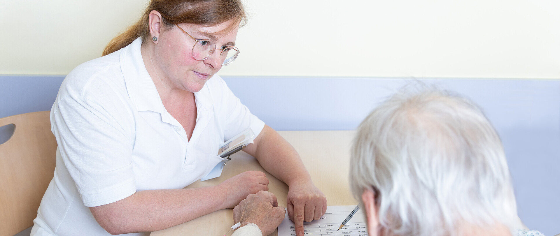 Foto: Carmen Neumann-Strobl Logopädin betreut älteren Herren