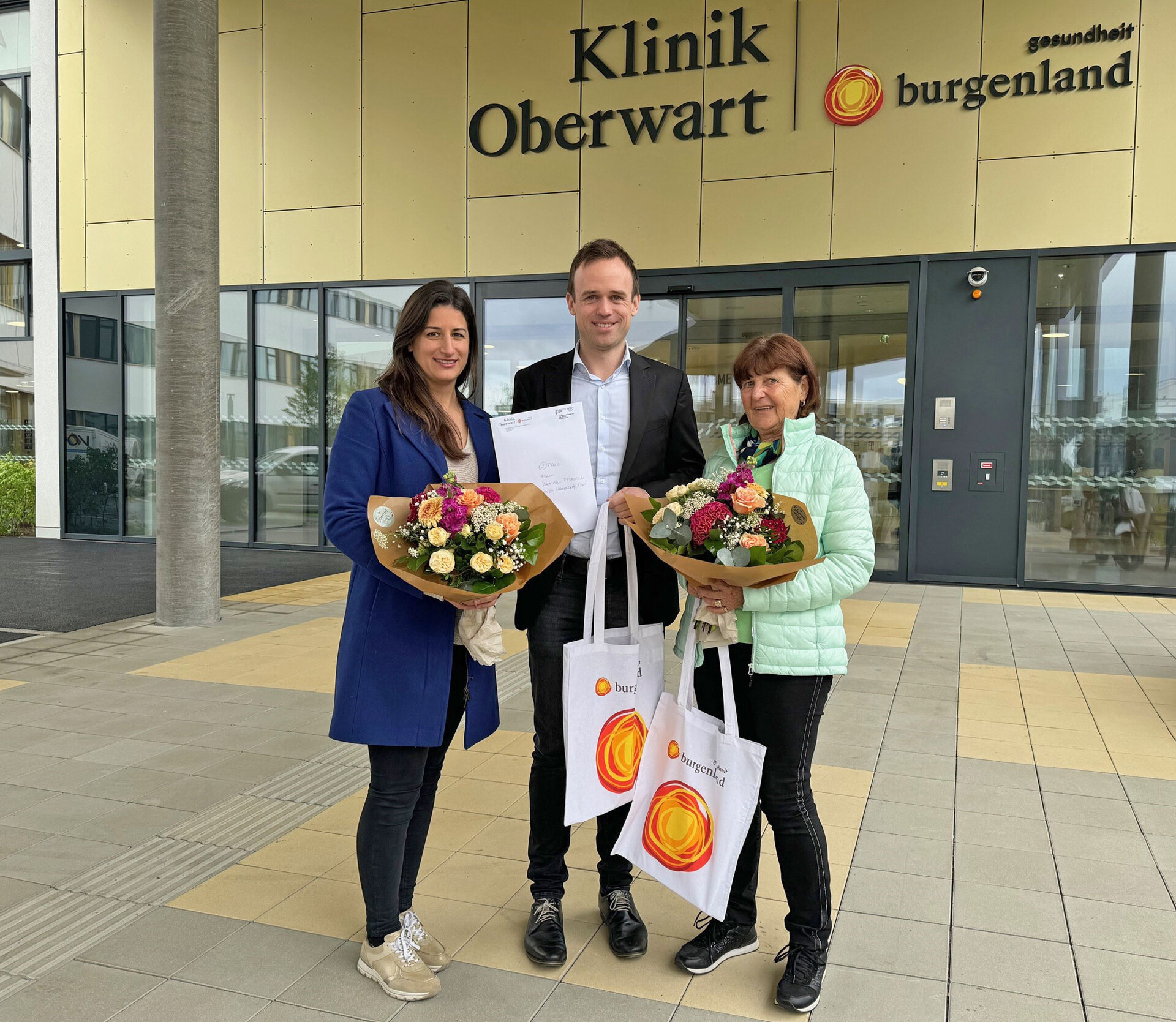 Viktoria Pfneiszl (2. Preis), Marc Seper und Hildegard Horvath (1. Preis) bei der Preisübergabe