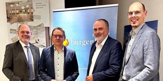 Im Bild v. li.: Gesundheit-Burgenland-Geschäftsführer Franz Öller, Landesholding-Burgenland-Technik-Geschäftsführer Gerald Goger, Lenkungsausschussvorsitzender Landeshauptmann Hans Peter Doskozil und Bauteamleiter Josef Strohmaier        