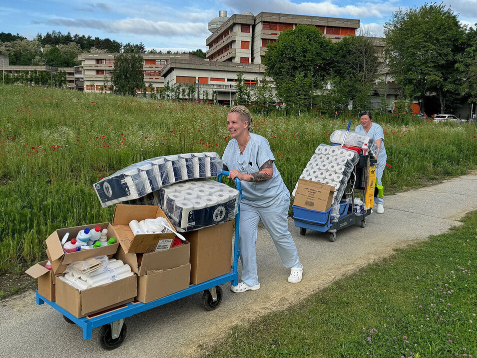 Übersiedelung Klinik Oberwart: Zwei Personen des Pflegepersonals beim Siedeln
