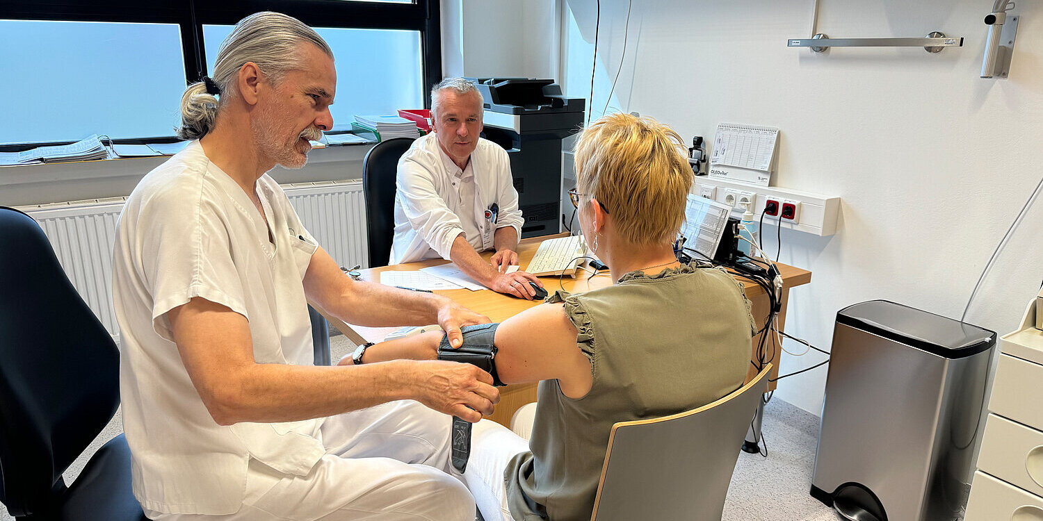 OA Dr. Christian Langecker und DGKP Erwin Schattovich (li.) mit einer Patientin in der neuen  Schmerzambulanz der Klinik Oberpullendorf 