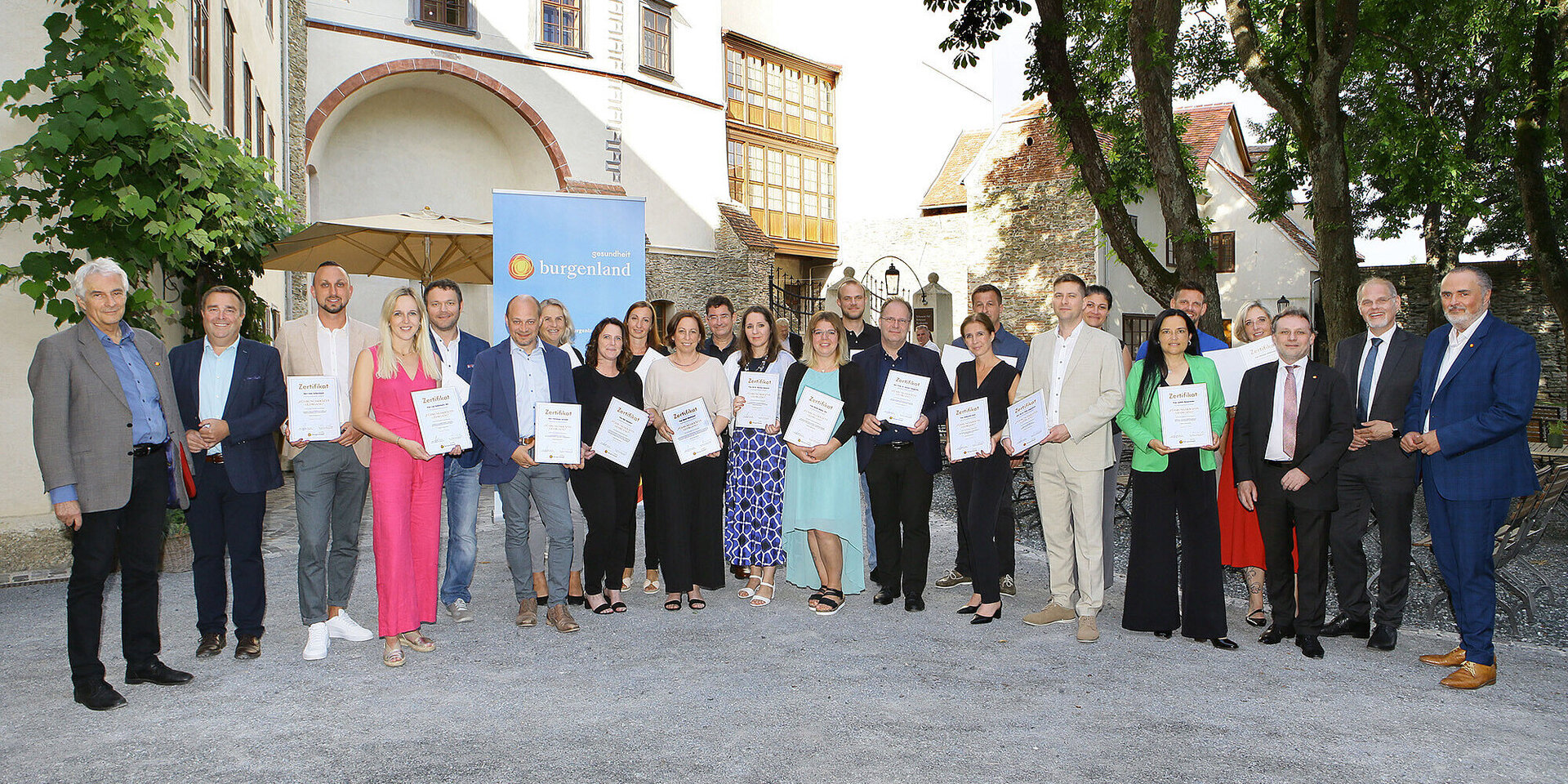 Feierliche Diplomverleihung auf Burg Schlaining nach erfolgreichem Abschluss des Diplomlehrgangs für Führungskräfte der Gesundheit Burgenland