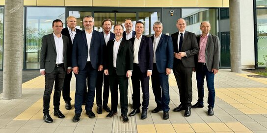 Im Bild v.li.: Kaufmännischer Direktor der Klinik Oberwart Marc Seper, Finanzdirektor der Gesundheit Burgenland Andreas Predl, Landesrat Heinrich Dorner, 3. Landtagspräsident Kurt Maczek, SPÖ-Landtagsklub-Klubobmann Roland Fürst, Pflegedirektor der Klinik Oberwart Andreas Schmidt, 1. Landtagspräsident Robert Hergovich, 2. Landtagspräsident Walter Temmel, Kaufmännischer Geschäftsführer der Gesundheit Burgenland Franz Öller, ärztlicher Direktor der Klinik Oberwart Herbert Gruber