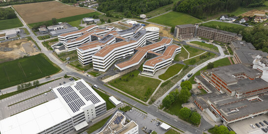 Die alte Klinik (rechts) wird nun offiziell von der neuen Klinik (links) abgelöst.