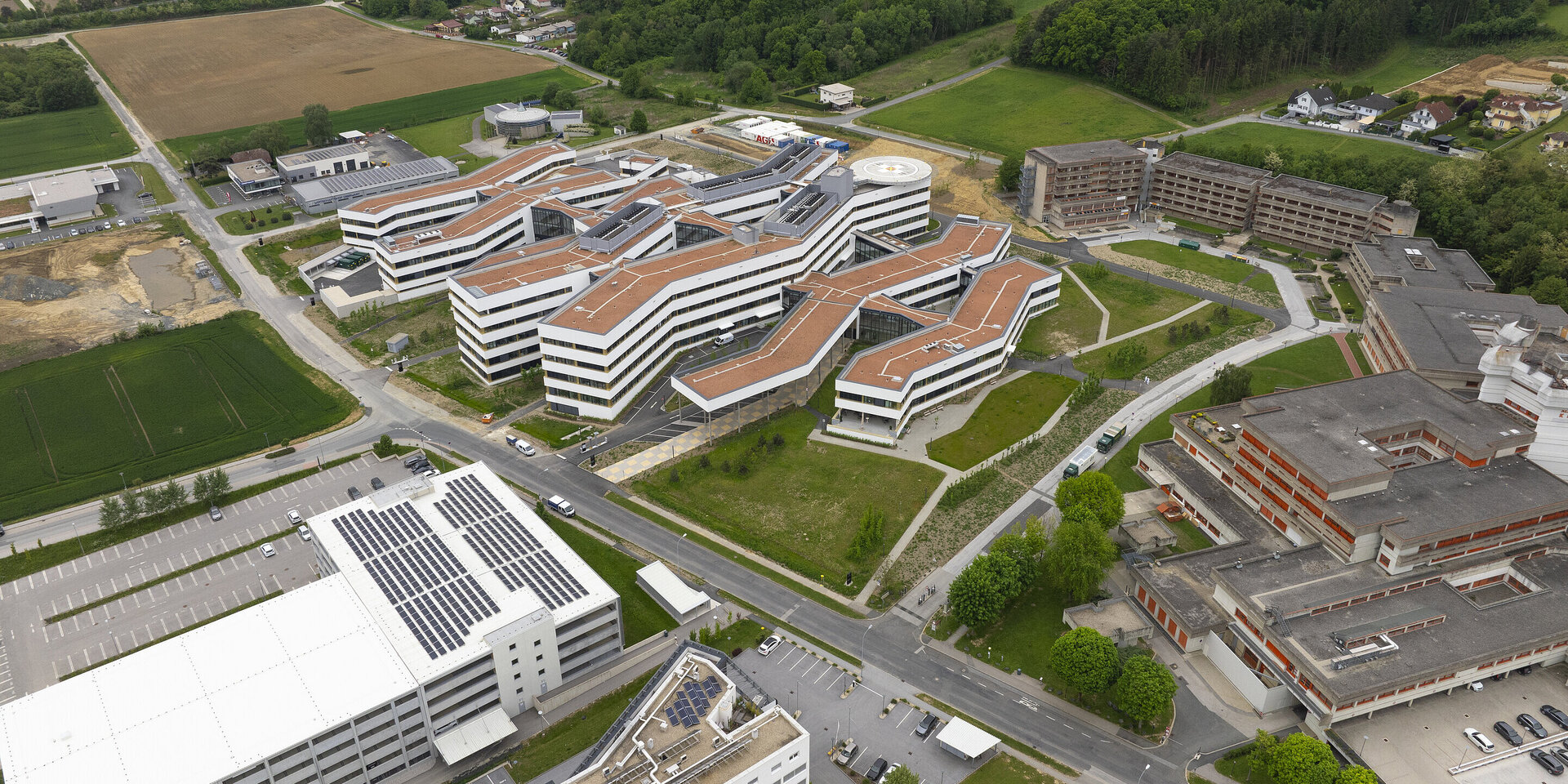 Die alte Klinik (rechts) wird nun offiziell von der neuen Klinik (links) abgelöst.