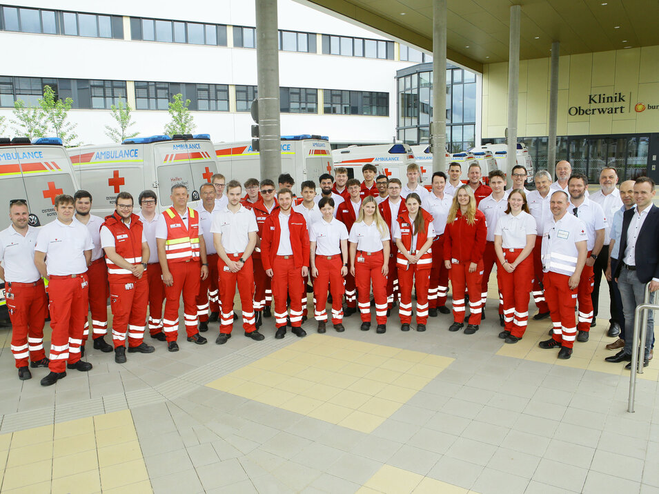Gruppenfoto Rotes Kreuz vor Haupteingang neue Klinik Oberwart
