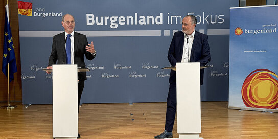 Im Bild: Der kaufmännische Geschäftsführer der Gesundheit Burgenland, Mag. Franz Öller, MBA, MPH und Landeshauptmann Mag. Hans Peter Doskozil bei der Pressekonferenz zur Lehrlingsoffensive im Kulturzentrum in Eisenstadt.
