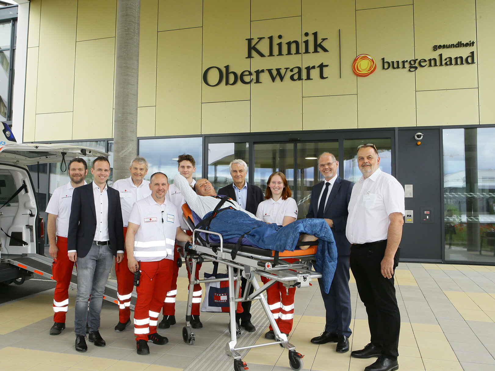 7. Mai 2024: Start des Patientenbetriebs (Bild vor Eingang Klinik Oberwart mit Personen und Transportbett von Rotem Kreuz)