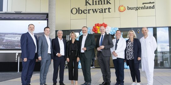 Vor dem Eingangsportal: Andreas Schmidt (Pflegedirektor Klinik Oberwart), Marc Seper (kaufm. Direktor), Michael Leitgeb (Vizebürgermeister Oberwart), Julia Doskozil, Landeshauptmann Hans Peter Doskozil, Franz Öller (kaufm. Geschäftsführer), Dietmar Ochsenhofer (Betriebsratsvorsitzender), Evelyne Gräf (ärztliche Direktorin), Herbert Gruber (ärztlicher Direktor)