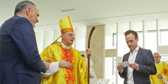 Im Bild: Landeshauptmann Hans Peter Doskozil und Diözesanbischof Ägidius Zsifkovics bei der Ziehung mit Marc Seper