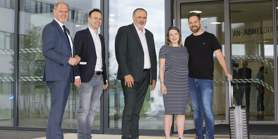 Im Bild: Landeshauptmann Hans Peter Doskozil wünschte Christina und Dominik Kainz aus Großpetersdorf im Beisein von Franz Öller (Kaufmännischer Geschäftsführer der Gesundheit Burgenland) und Marc Seper (Kaufmännischer Direktor der Klinik Oberwart) alles Gute für die bevorstehende Entbindung.