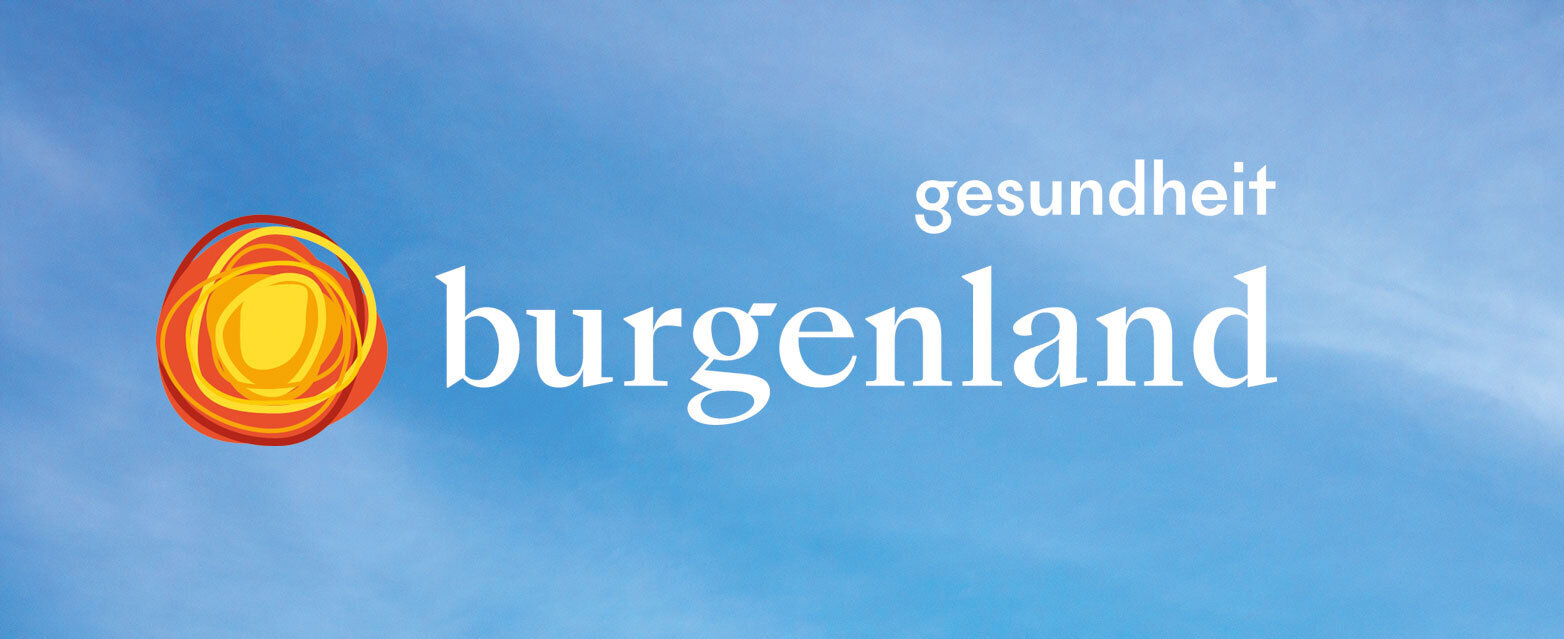 Burgenland Logo (bunte Sonne mit Text Gesundheit Burgenland in weißer Schrift) mit blauen Himmel als Hintergrund