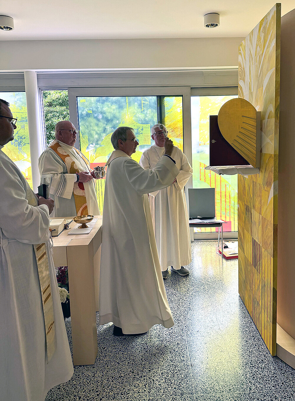 Kanonikus MMag. Michael Wüger, Generalvikar der Diözese Eisenstadt, bei der Segnung des Tabernakels