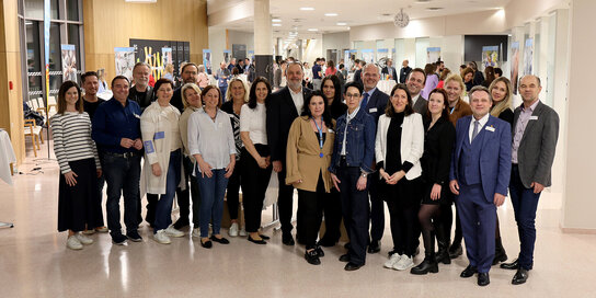 Im Bild oben: Klinik-Leitung, viele Führungskräfte aus allen Bereichen sowie das Organisationsteam der Personaldirektion informierten mehr als 200 Teilnehmende am Abend des 7. März im Foyer der neuen Klinik Oberwart bei der Recuiting Night der Gesundheit Burgenland.