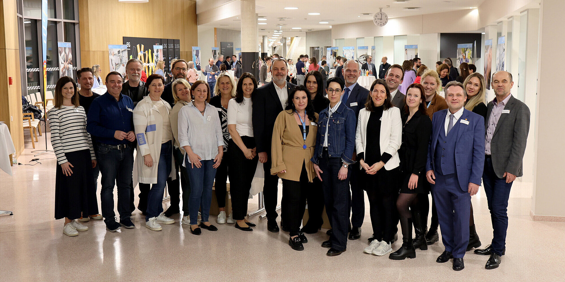 Im Bild oben: Klinik-Leitung, viele Führungskräfte aus allen Bereichen sowie das Organisationsteam der Personaldirektion informierten mehr als 200 Teilnehmende am Abend des 7. März im Foyer der neuen Klinik Oberwart bei der Recuiting Night der Gesundheit Burgenland.