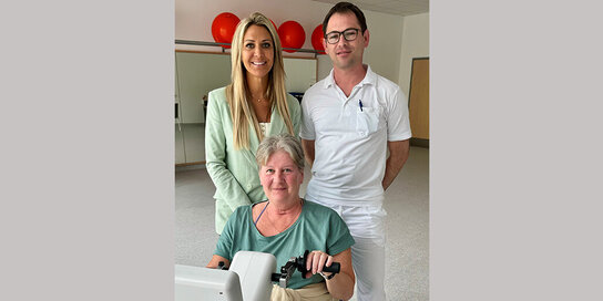 Im Bild: Physiotherapeut Mgr. Zsolt Molnar, Nina Werdenich von der Therapieleitstelle der AG/R sowie stellvertretende Obfrau des Vereins „Freunde des Krankenhauses Kittsee“ und Brigitte Krammer, Patientin der AG/R-Station