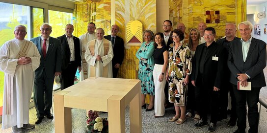 Im Bild v.l.: Diakon Friedrich Bohnenstingl, Leiter der Krankenhausseelsorge in der Klinik Kittsee; Pfarrer MMag. Theol. Franz Borenitsch; Abgeordneter zum burgenländischen Landtag Gerhard Bachmann; Pfarrmoderator Lic. theol. Myrolsav Rusyn, Kanonikus MMag. Michael Wüger, Generalvikar der Diözese Eisenstadt; Kaufmännischer Geschäftsführer der Gesundheit Burgenland, Mag. Franz Öller, MBA, MPH; Veronika Batthyány-Strattmann; Pflegedirektorin, DGKP Bettina Ziniel, MSc; Dieter Feitek, BSc, MSc, Kaufmännischer Direktor der Klinik Kittsee; Primaria Dr. Anna Kettner, Ärztliche Direktorin der Klinik Kittsee; Dechant Dipl.-Päd. Karl Opelka; Nina Werdenich, Obmann-Stellvertreterin des Vereins „Freunde des Krankenhauses Kittsee“; Pfarrer Mag. et Lic. theol. Roman Frydrich, Leiter des Seelsorgeraumes Seliger Ladislaus Batthýany-Strattmann; Primar Dr. Andrzej Sebastian Gasz, Abteilungsleiter der Chirurgie; Heinz Ebner; Univ.-Prof. Dr. Stephan Kriwanek, Medizinischer Geschäftsführer der Gesundheit Burgenland