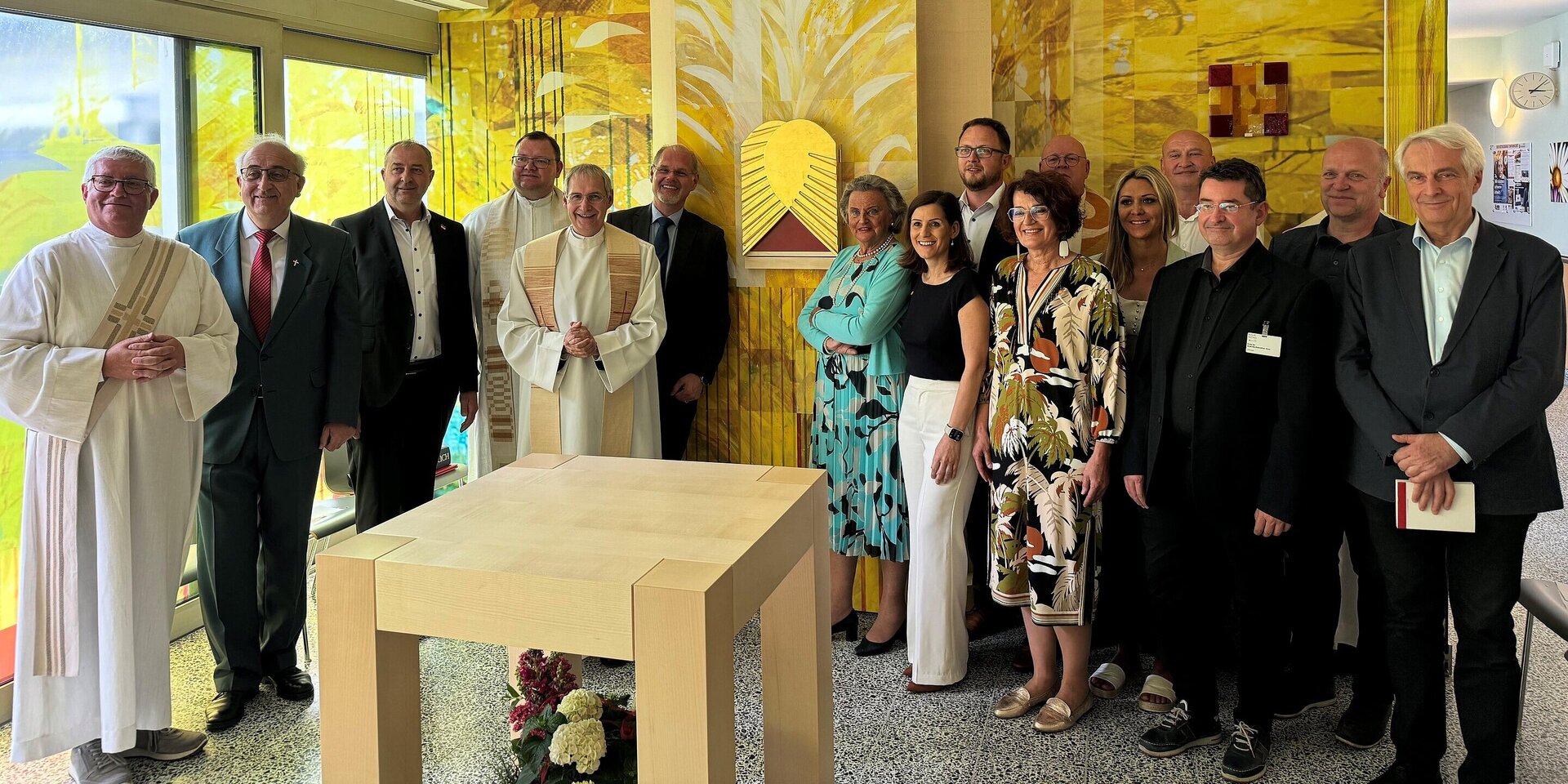 Im Bild v.l.: Diakon Friedrich Bohnenstingl, Leiter der Krankenhausseelsorge in der Klinik Kittsee; Pfarrer MMag. Theol. Franz Borenitsch; Abgeordneter zum burgenländischen Landtag Gerhard Bachmann; Pfarrmoderator Lic. theol. Myrolsav Rusyn, Kanonikus MMag. Michael Wüger, Generalvikar der Diözese Eisenstadt; Kaufmännischer Geschäftsführer der Gesundheit Burgenland, Mag. Franz Öller, MBA, MPH; Veronika Batthyány-Strattmann; Pflegedirektorin, DGKP Bettina Ziniel, MSc; Dieter Feitek, BSc, MSc, Kaufmännischer Direktor der Klinik Kittsee; Primaria Dr. Anna Kettner, Ärztliche Direktorin der Klinik Kittsee; Dechant Dipl.-Päd. Karl Opelka; Nina Werdenich, Obmann-Stellvertreterin des Vereins „Freunde des Krankenhauses Kittsee“; Pfarrer Mag. et Lic. theol. Roman Frydrich, Leiter des Seelsorgeraumes Seliger Ladislaus Batthýany-Strattmann; Primar Dr. Andrzej Sebastian Gasz, Abteilungsleiter der Chirurgie; Heinz Ebner; Univ.-Prof. Dr. Stephan Kriwanek, Medizinischer Geschäftsführer der Gesundheit Burgenland