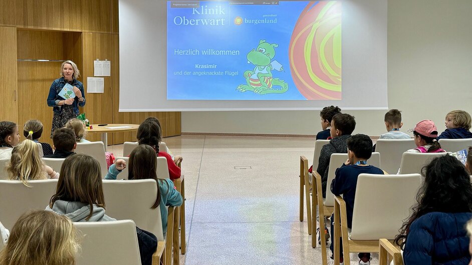 Foto: Gesundheit Burgenland Vortragssaal mit Menschen in der Klinik Oberwart