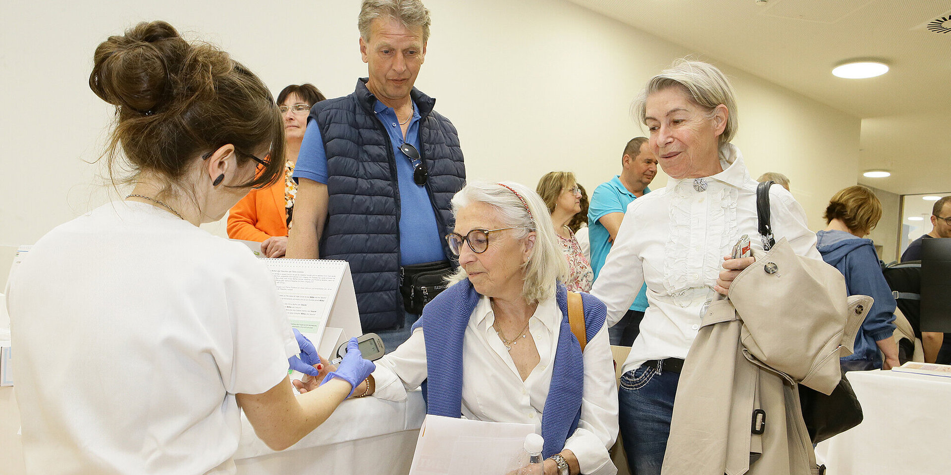 Im Bild: Auch an den Tagen der offenen Kliniktür in der Klinik Oberwart wurde bei Besucherinnen und Besuchern der Blutzucker-Wert gemessen. 