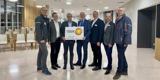 Im Bild oben v.l.: symbolische Übergabe der neuen Klinik Oberwart mit Josef Strohmaier (Leiter Bauteam), Marc Seper (kaufmännischer Direktor), Stephan Kriwanek (medizinsicher Geschäftsführer), Franz Öller (kaufmännischer Geschäftsführer), Andreas Schmidt (Pflegedirektor), Herbert Gruber (ärztlicher Direktor), Christian Hofstädter (Leiter Bauteam) 