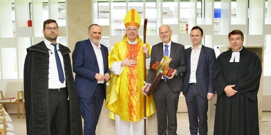 Pfarrer Richárd László Kádas, Landeshauptmann Hans Peter Doskozil, Diözesanbischof Ägidius Zsifkovics, Franz Öller (Geschäftsführer Gesundheit Burgenland), Marc Seper (kaufmännischer Direktor Klinik Oberwart) und Pfarrer Carsten Marx (v.l.). 