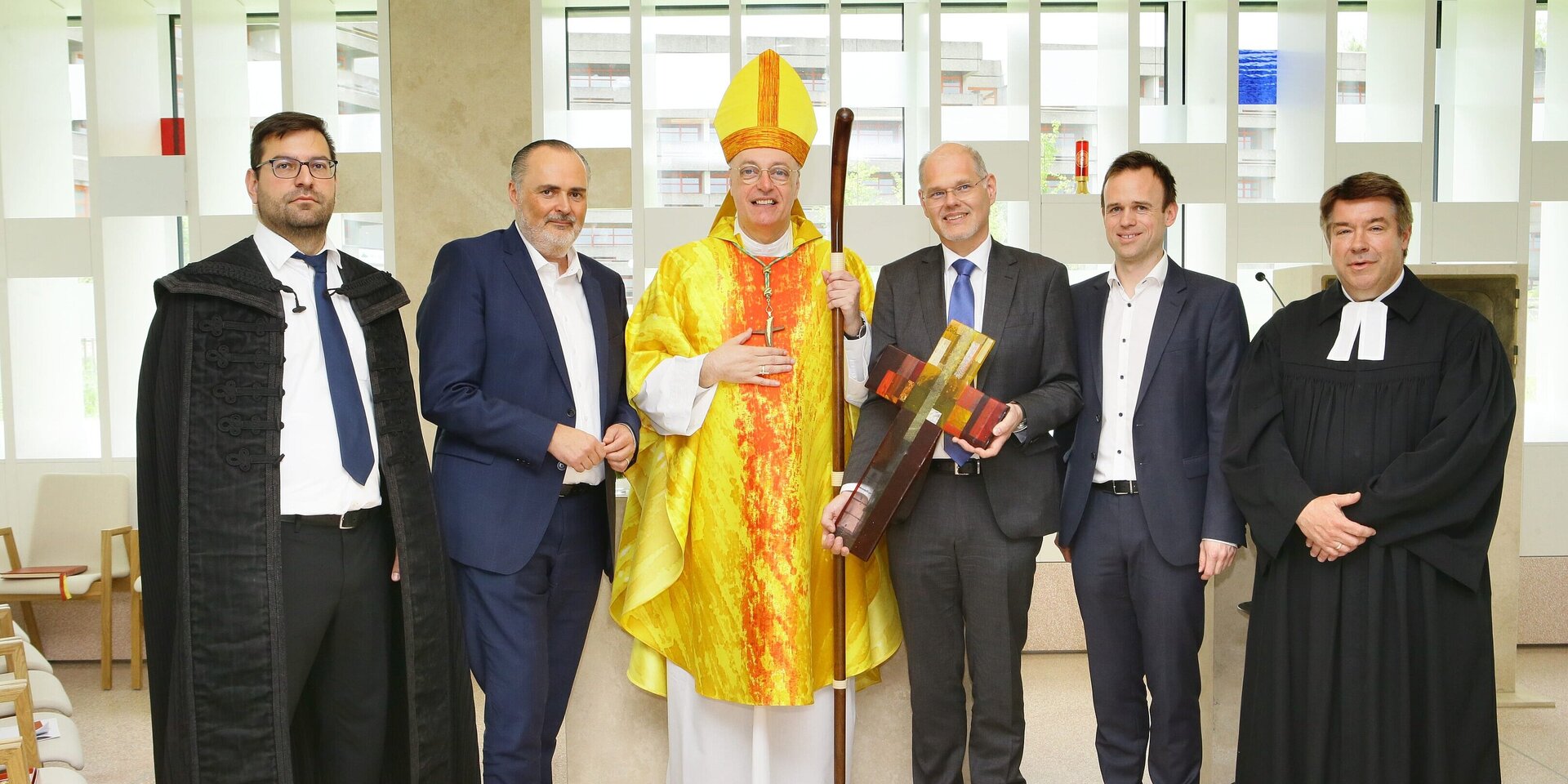 Pfarrer Richárd László Kádas, Landeshauptmann Hans Peter Doskozil, Diözesanbischof Ägidius Zsifkovics, Franz Öller (Geschäftsführer Gesundheit Burgenland), Marc Seper (kaufmännischer Direktor Klinik Oberwart) und Pfarrer Carsten Marx (v.l.). 