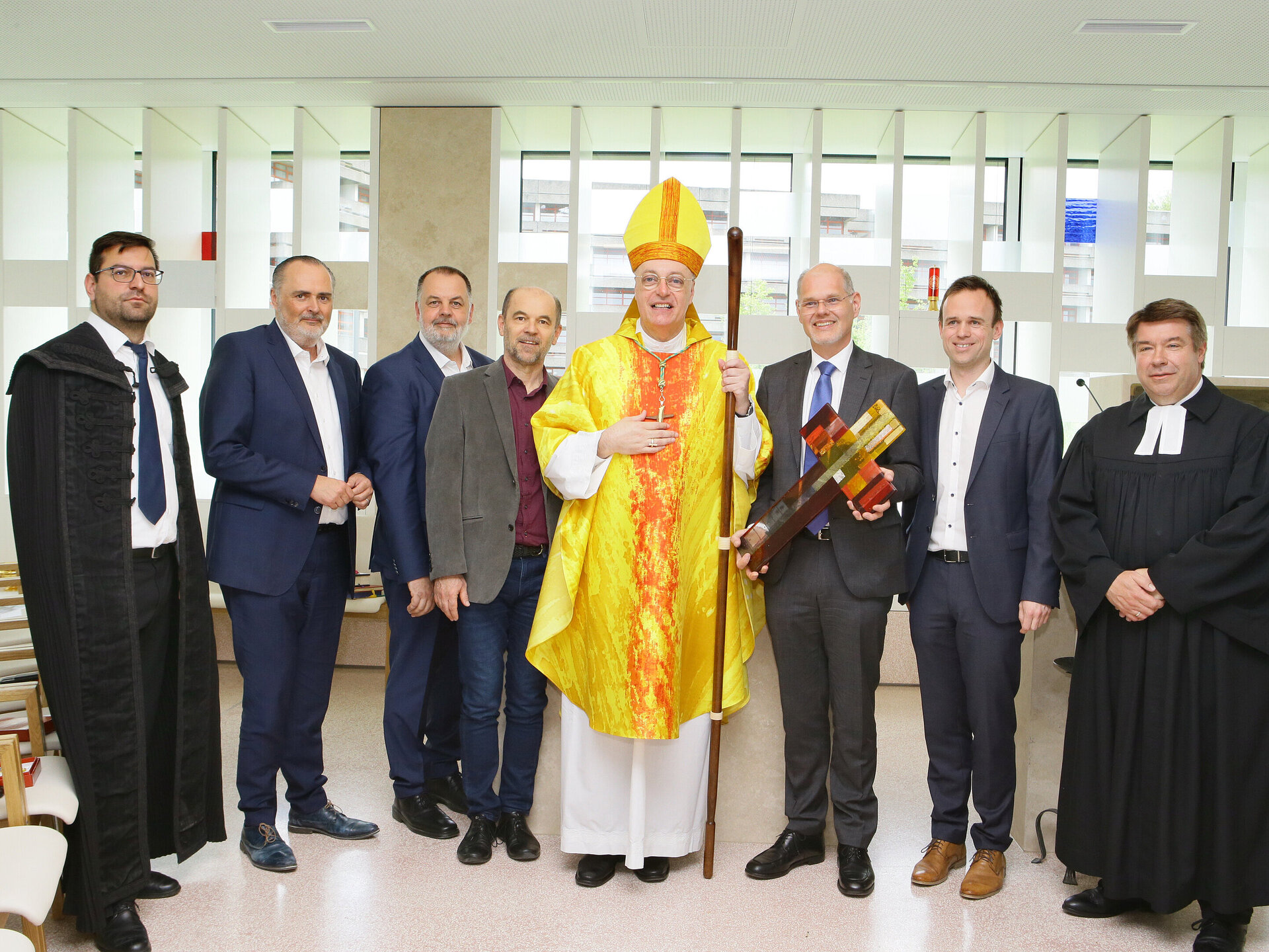 Kanonikus MMag. Michael Wüger, Generalvikar der Diözese Eisenstadt, bei der Segnung des Tabernakels