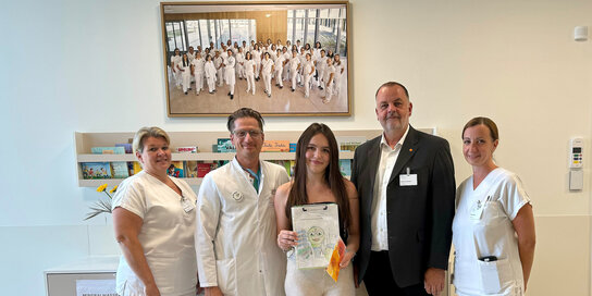 Im Bild: v.l.n.r.: Verena Lackner (Bereichsleiterin Pflege operative Bereiche), Primar Ernst Prethaler, Leonie Blaskovits, Andreas Schmidt (Pflegedirektor Klinik Oberwart), Brigitte Wagner (Stationsleitung Kinder- u. Jugendheilkunde) 