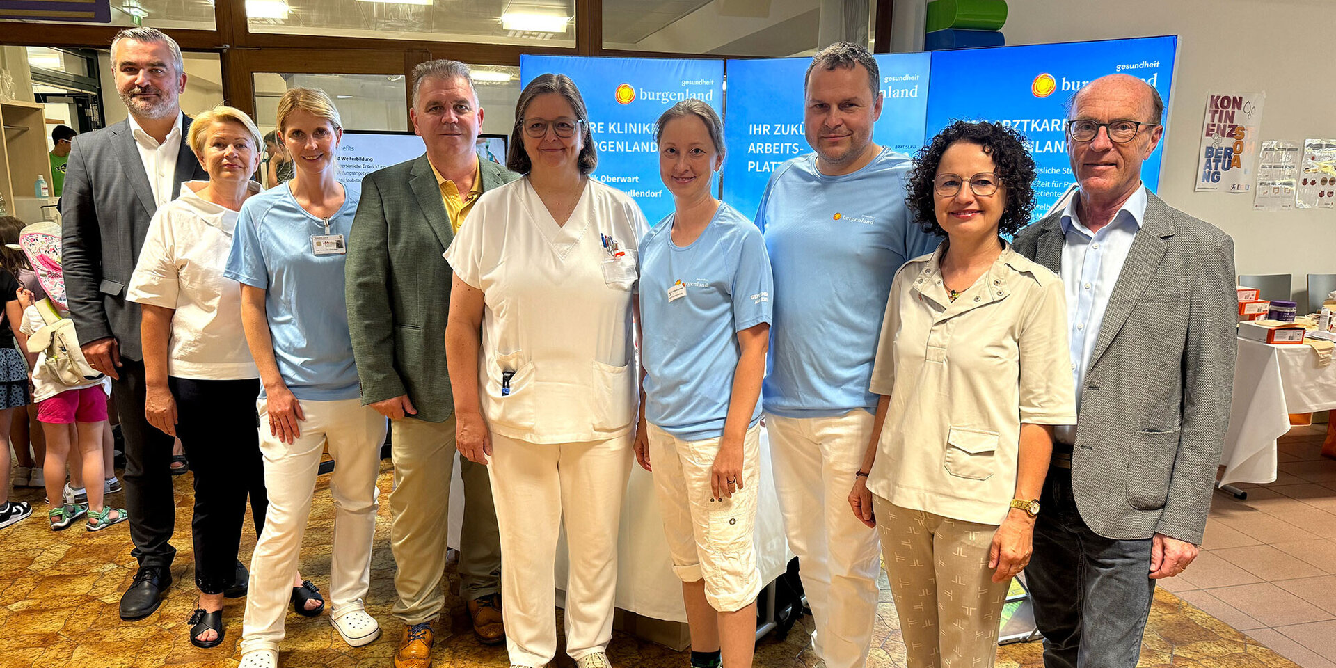 Im Bild von links: Landesrat Heinrich Dorner, Bettina Schmidt (Pflegedirektion Klinik Oberpullendorf), Primaria Ulrike Weber (Abteilungsleitung Anästhesiologie und Intensivmedizin), Manfred Degendorfer (Kaufmännischer Direktor Klinik Oberpullendorf), Primaria Evelyne Bareck (Ärztliche Direktorin Klinik Oberpullendorf), Helene Sommer-Keckeis (Operative Leitung Personal Gesundheit Burgenland), Primar Wilhelm Wlassits (Abteilungsleitung Innere Medizin), Landtagsabgeordnete Elisabeth Trummer und Bezirkshauptmann Klaus Trummer beim Tag der offenen Tür am Donnerstag in Oberpullendorf.
