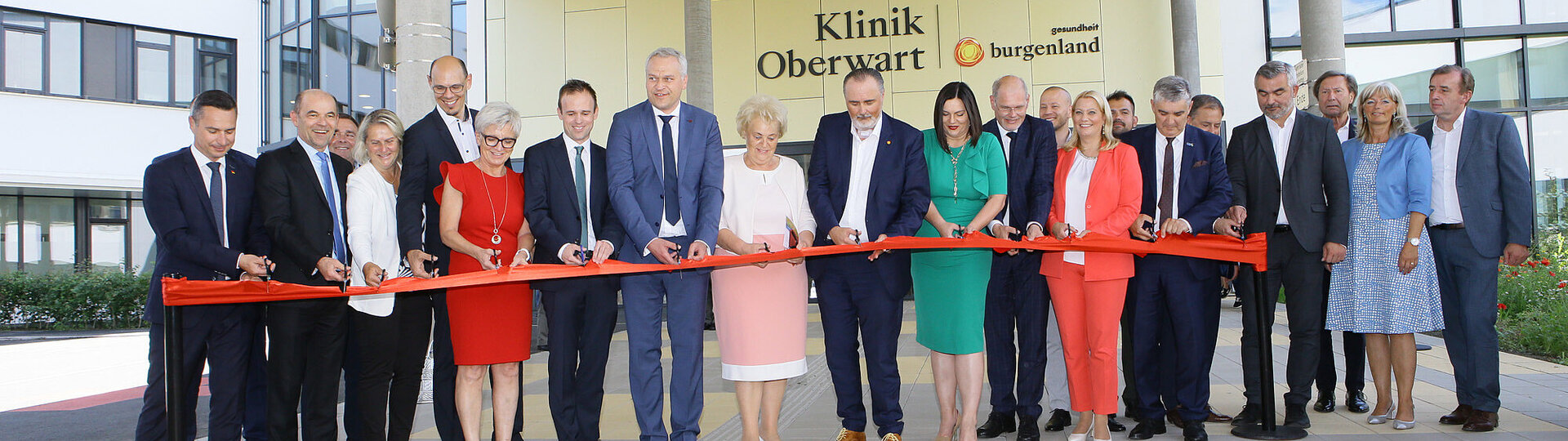 Foto: Lexi Gruppe von Menschen beim Durchschneiden eines Bandes bei der Eröffnung der neuen Klinik Oberwart