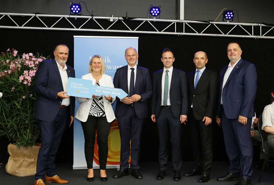Gruppenfoto: HLH Doskozil, Mag. Öller und gesamte Kollegiale Führung der Klinik Oberwart
