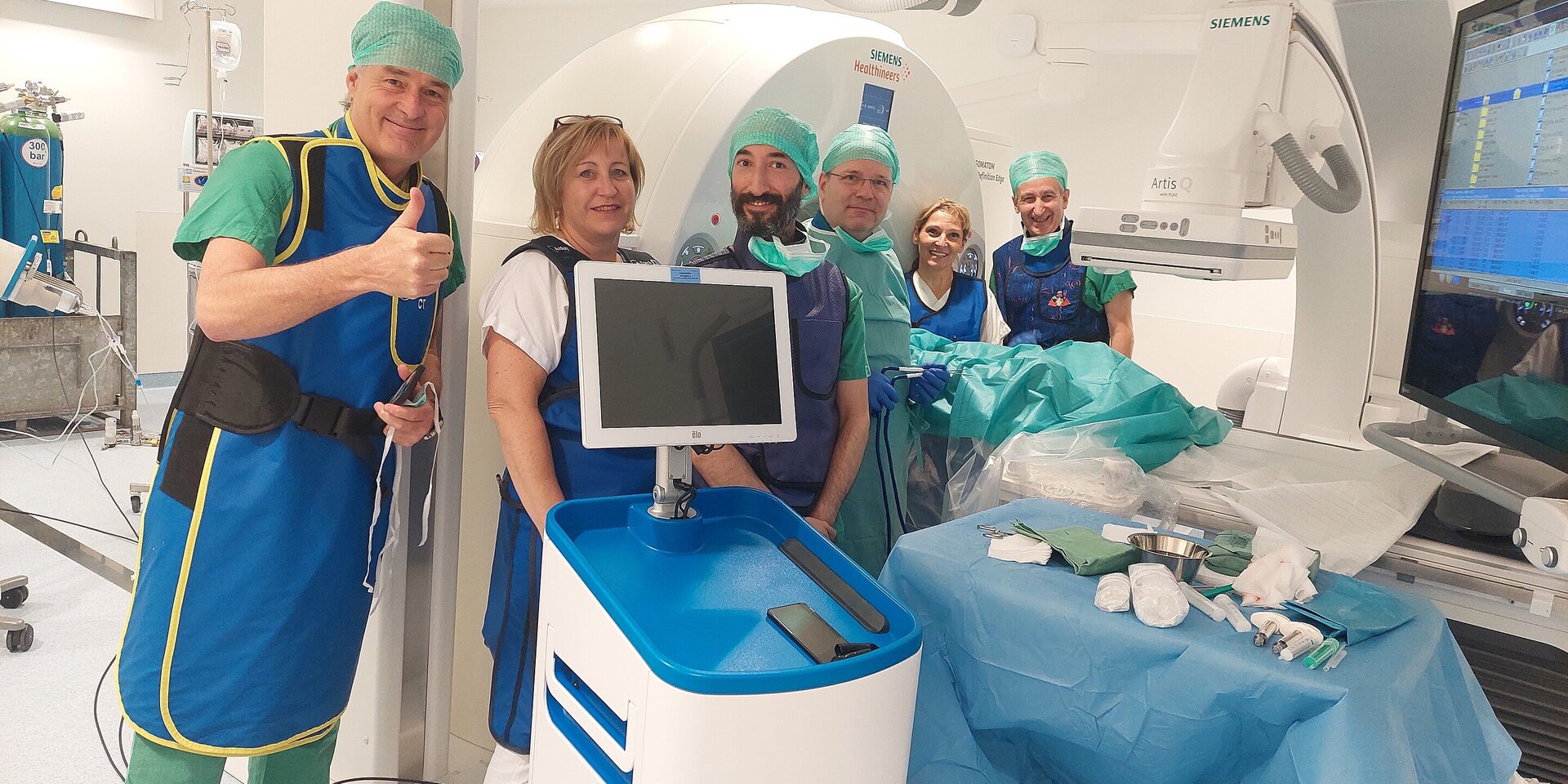 Im Bild v. l.: Dr. Gerold Maier (Heintel/Medizintechnik), RT Klaudia Tapler, Nicolas Rouge (Varian/Medizintechnik), Prim. Dr. Herbert Ringhofer, RT Adelheid Gollatz, Ing. Johannes Lenhart (Heintel/Medizintechnik)