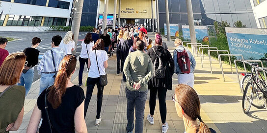 Besucher*innen am Eingang zur Klinik Obewart