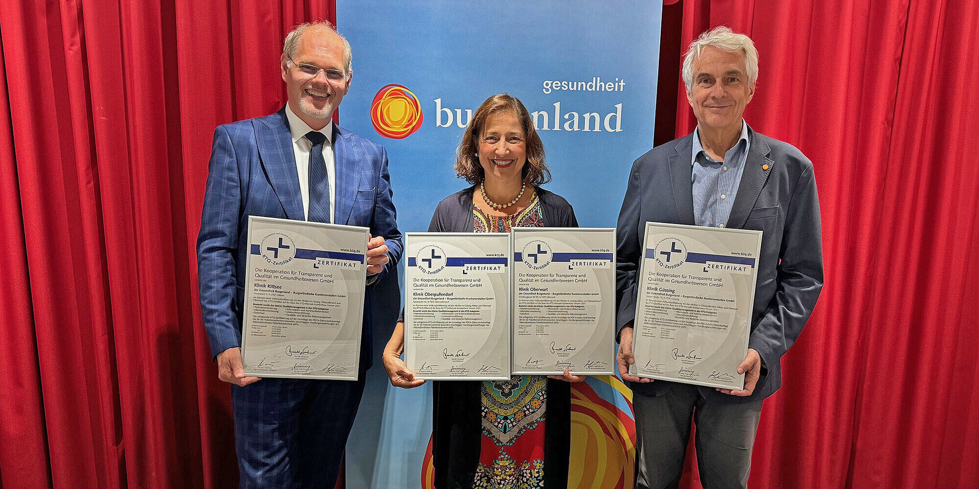Foto: Gesundheit Burgenland Im Bild v.l.: Mag. Franz Öller, MBA, MPH; Mag. Dr. Esther Thaler, MBA und Univ.-Prof. Dr. Stephan Kriwanek präsentieren die Zertifikate für die vier Kliniken.
