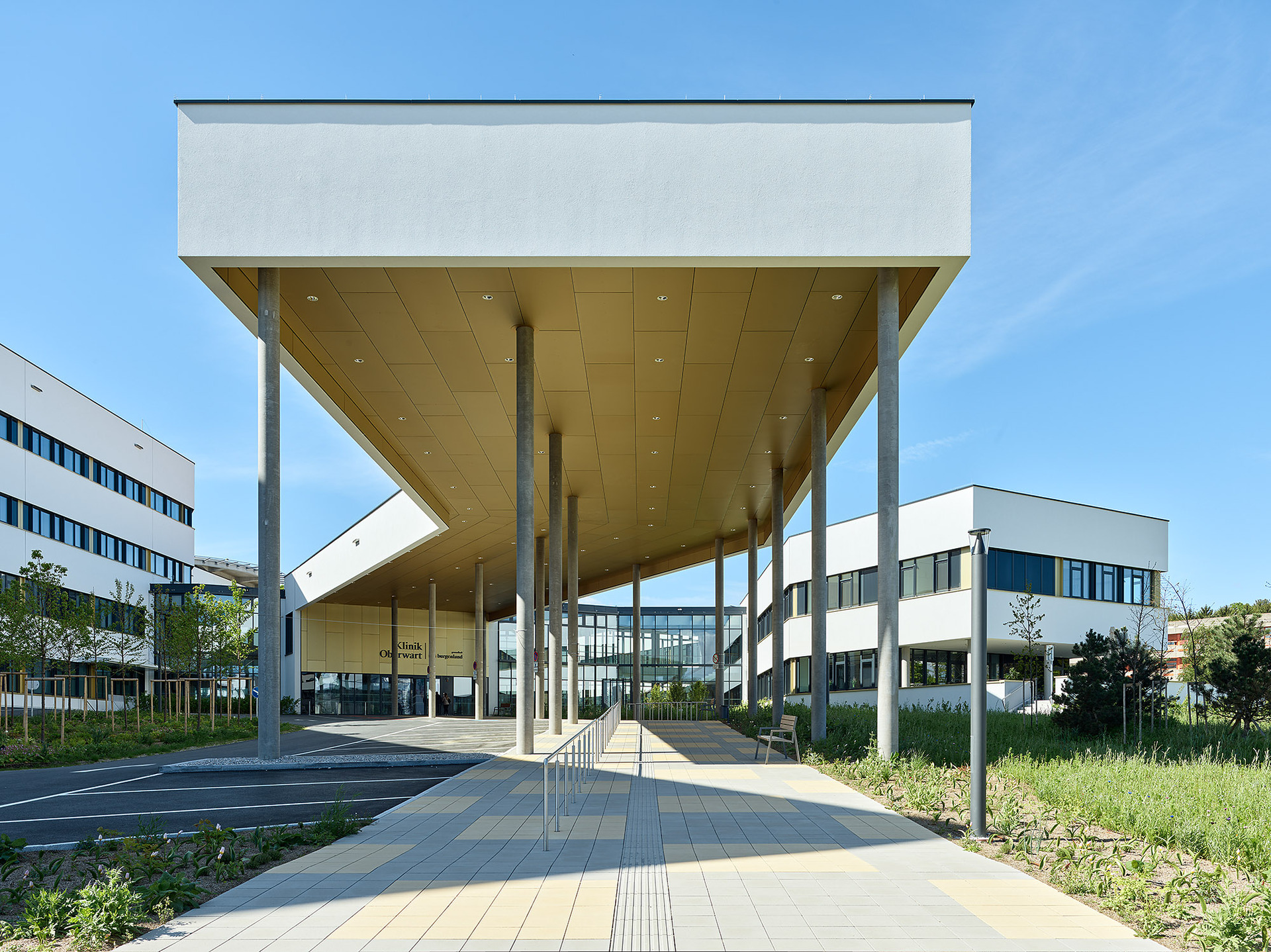 Der Eingangsbereich der Klinik Oberwart von außen