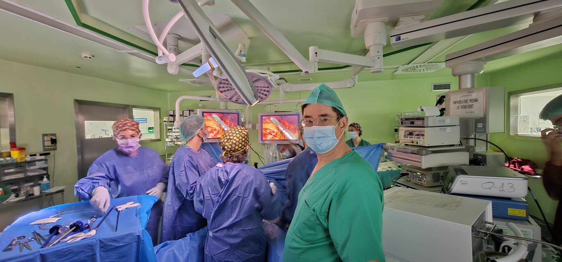 Primarius Dr. Andrzej Sebastian mit seinem Team im Operationssaal