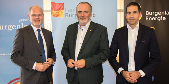 Im Bild von links: Mag. Franz Öller, MBA, MPH, kaufmännischer Geschäftsführer der Gesundheit Burgenland, Landeshauptmann Mag. Hans Peter Doskozil und Mag. Dr. Stephan Sharma, Vorstandsvorsitzender der Burgenland Energie